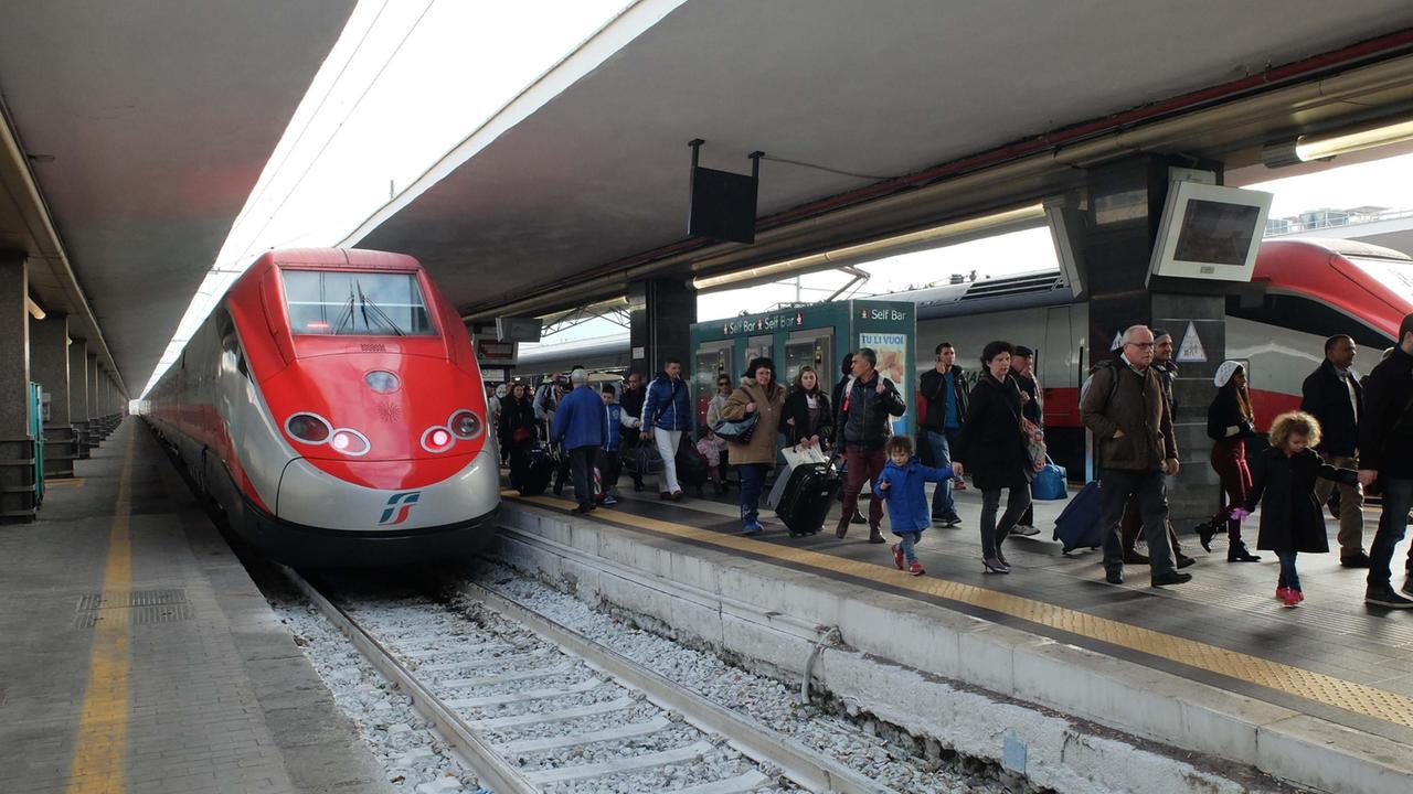 Trentenne modenese annuncia suicidio via sms, treni bloccati