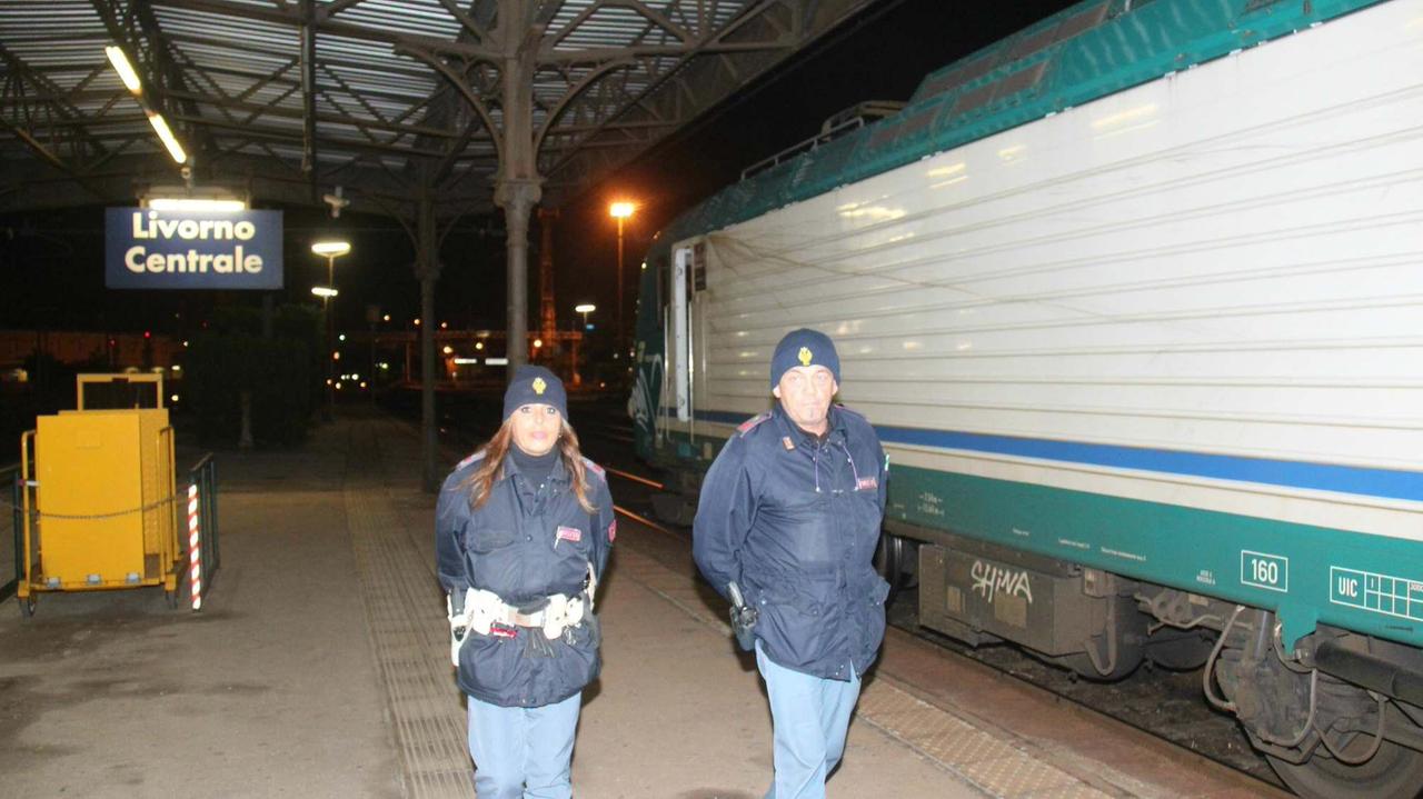 Poliziotti al lavoro alla stazione ferroviaria (Vincenzoni Pentafoto)