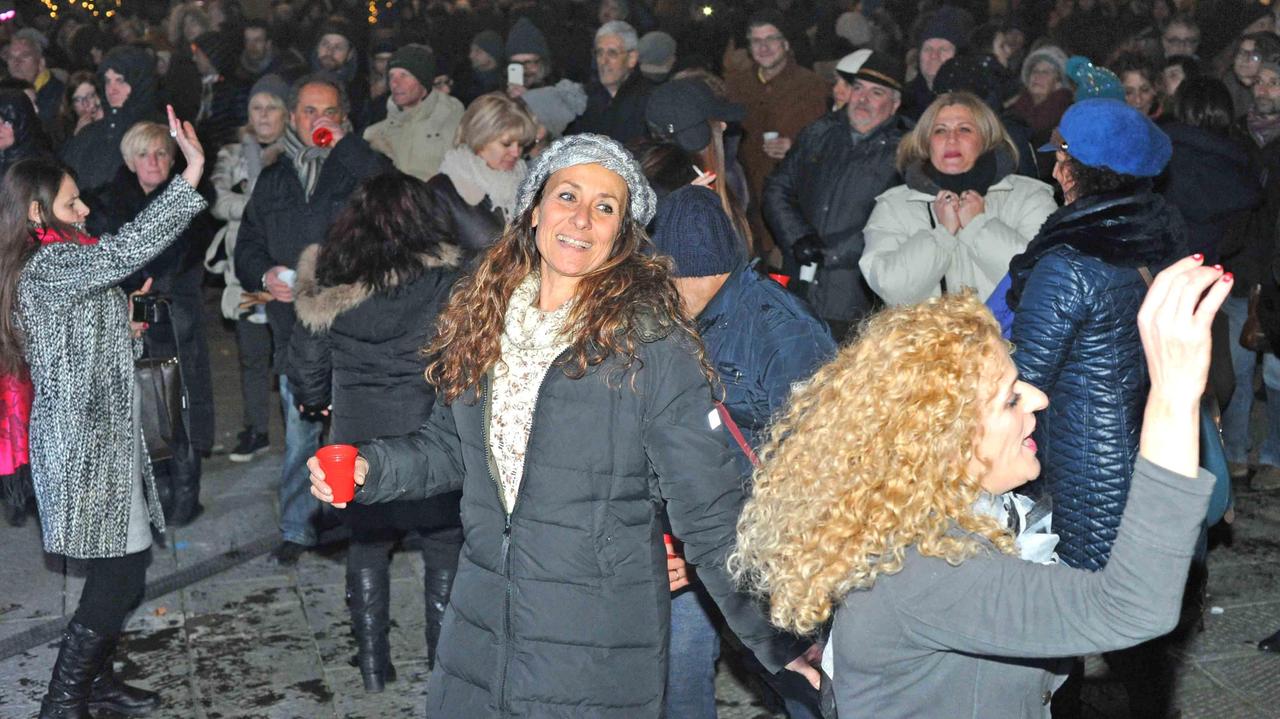 Un momento della festa di fine anno in piazza del Duomo (foto Gori)