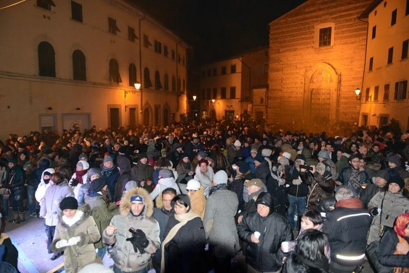 La gente in piazza del Popolo a San Miniato allo scoccare della mezzanotte