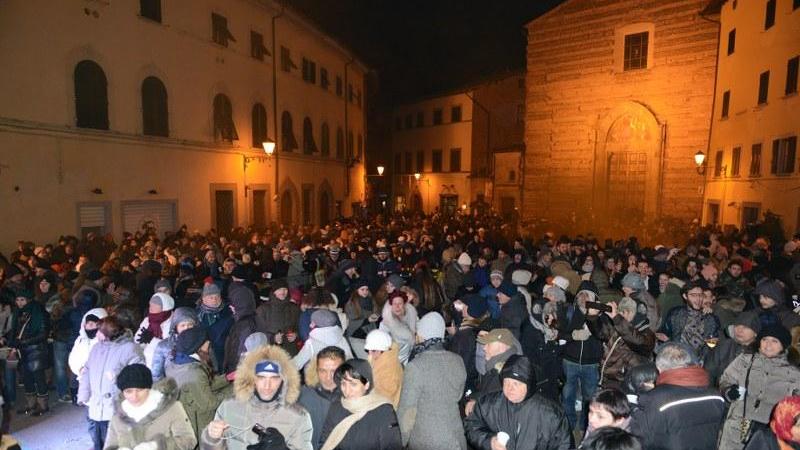 La gente in piazza del Popolo a San Miniato allo scoccare della mezzanotte