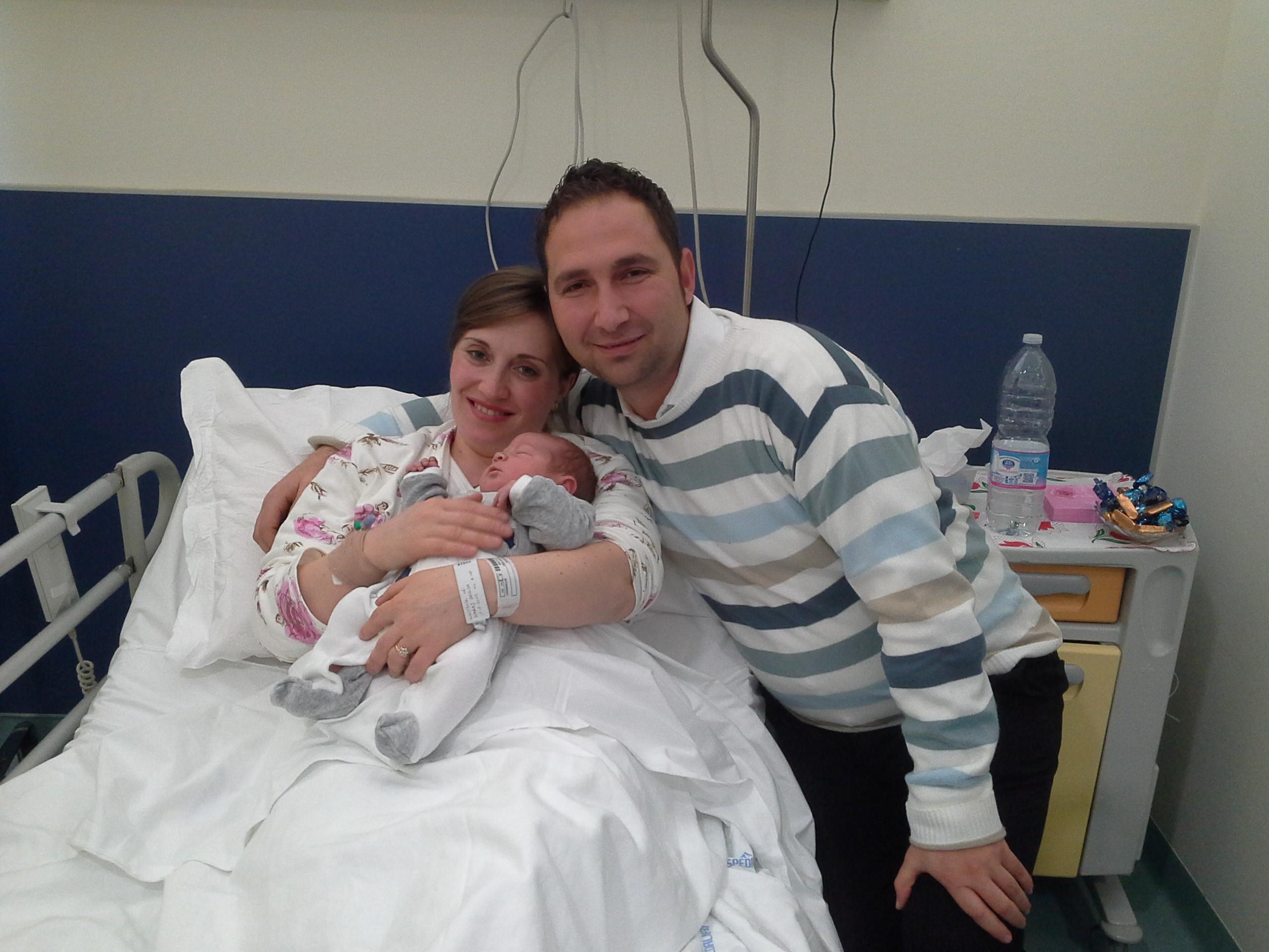 Riccardo, il primo nato del 2015, con i genitori