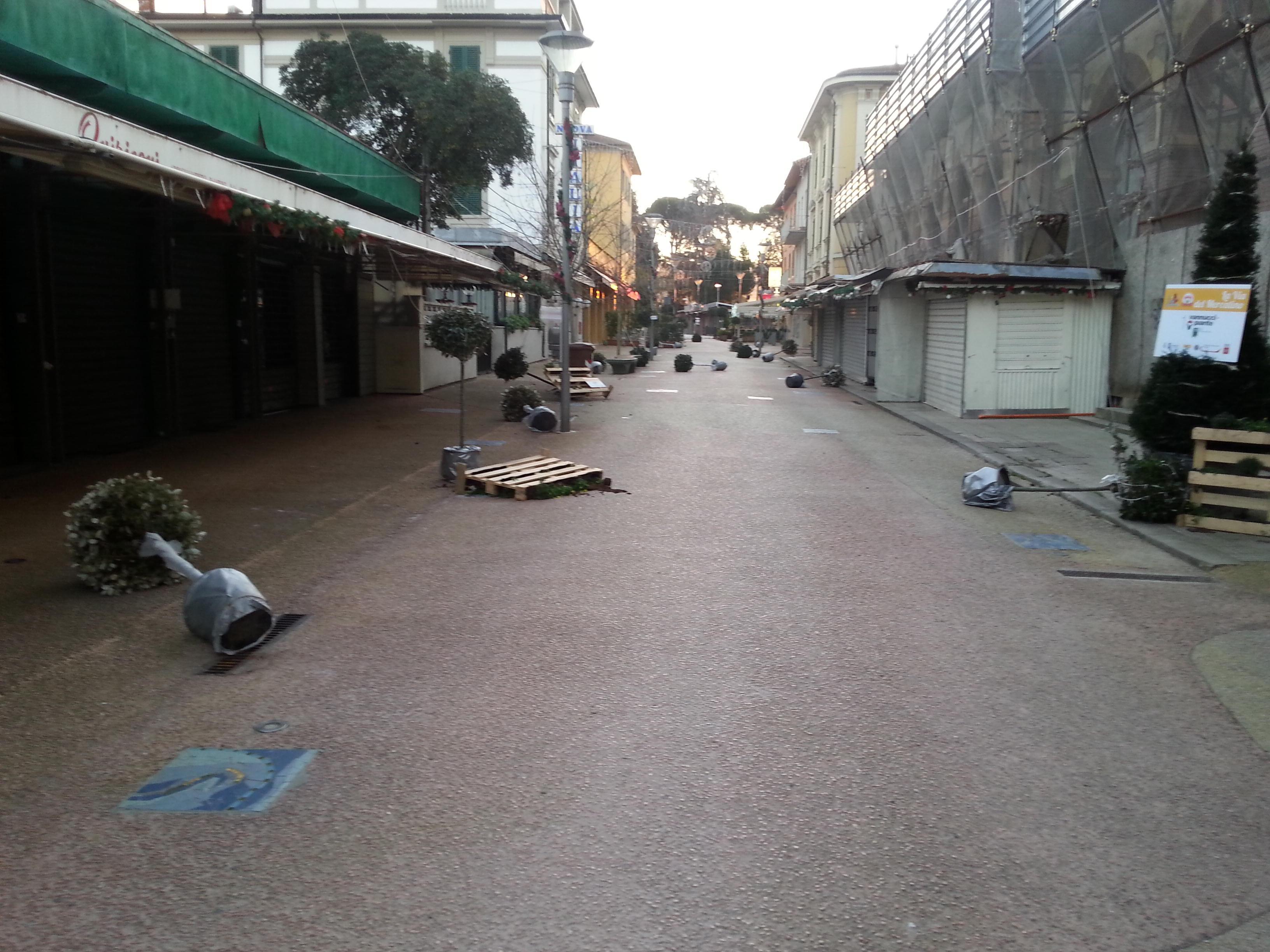 I danneggiamenti in via Grocco (foto di Flavio Michi)