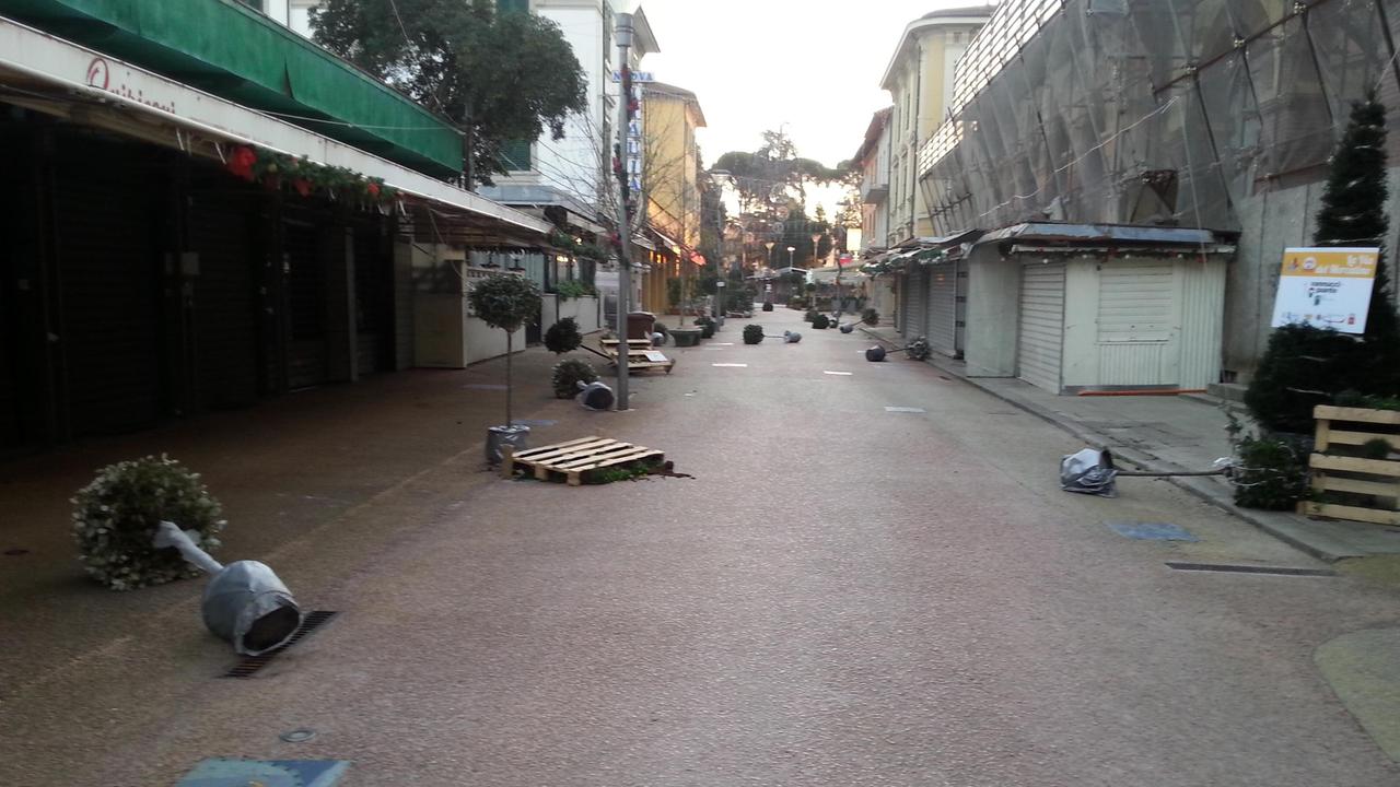 I danneggiamenti in via Grocco (foto di Flavio Michi)
