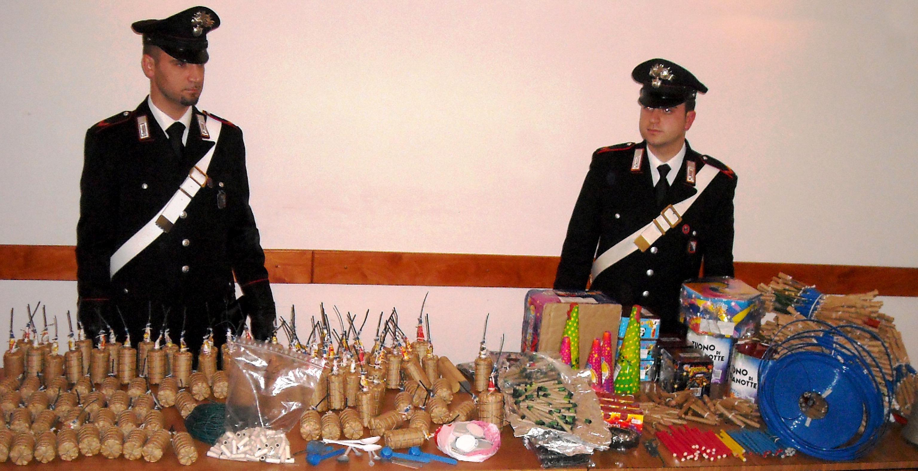 Un'immagine di archivio di fuochi di artificio sequestrati dai carabinieri