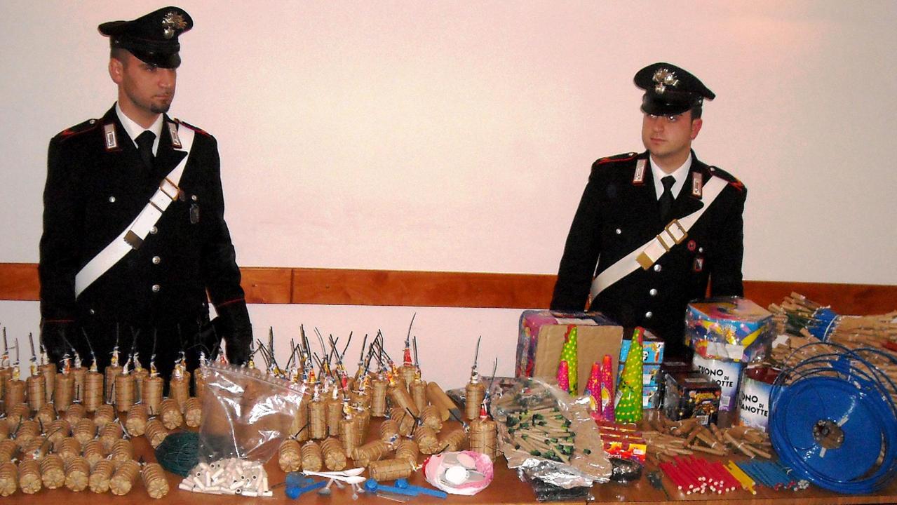 Un'immagine di archivio di fuochi di artificio sequestrati dai carabinieri