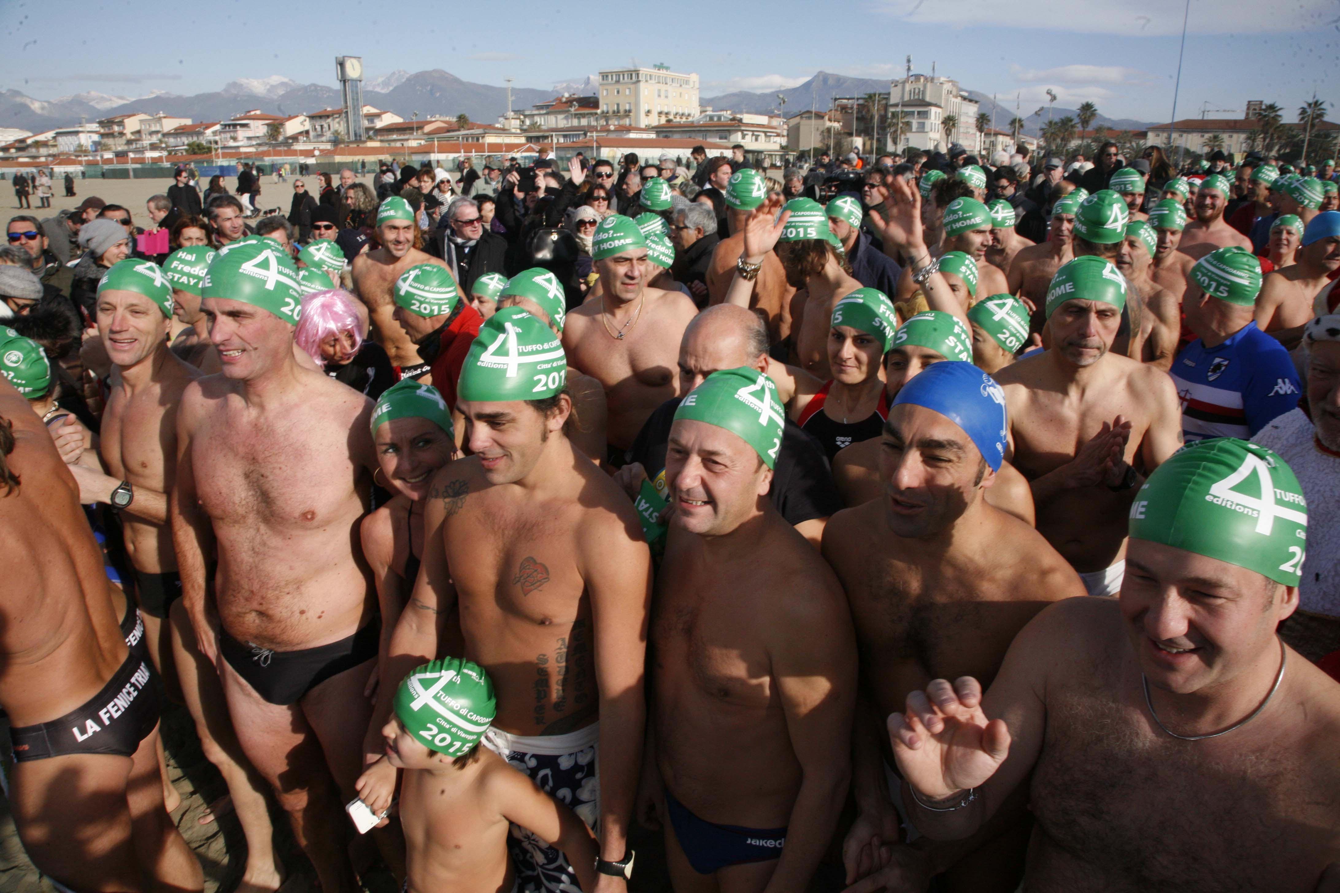 il tuffo di Capodanno in piazza Mazzini a Viareggio (foto Ciurca/Paglianti)
