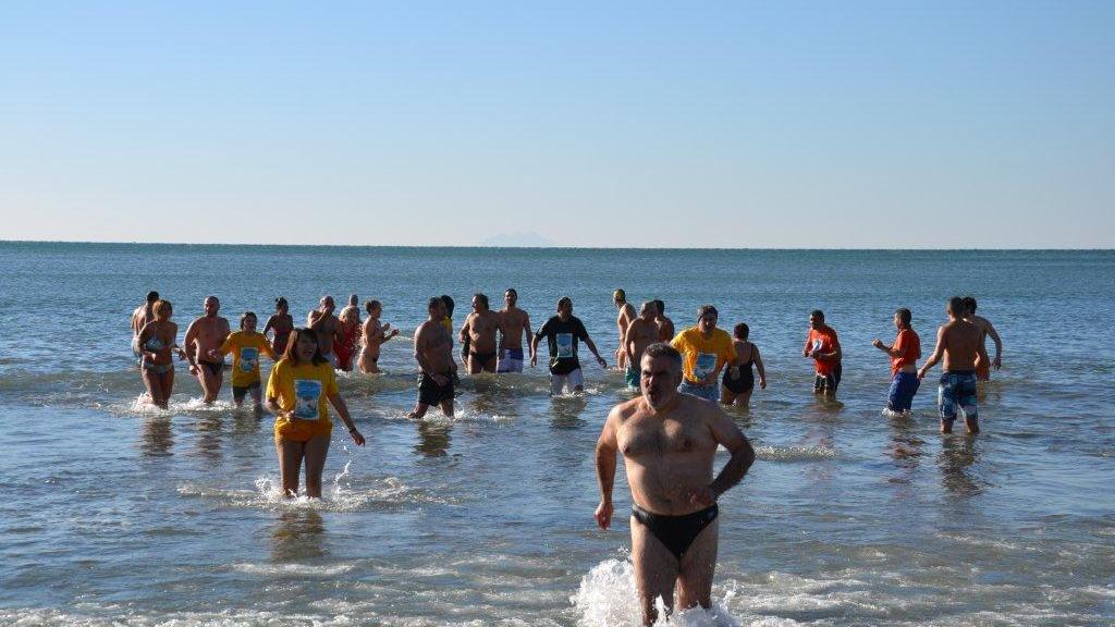 Il tuffo in mare a Castiglione della Pescaia per il Capodanno 2015