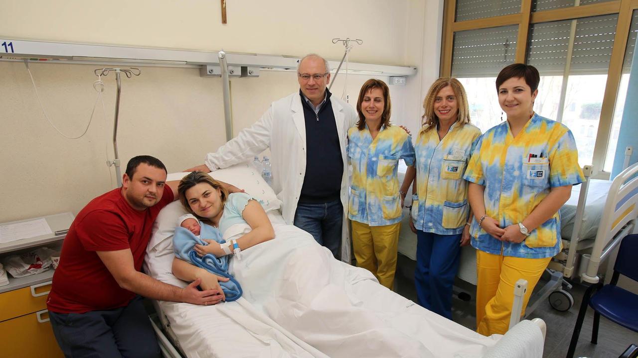 Il primo nato del 2015 all'ospedale di Pescia con i genitori e lo staff di ostetricia (foto Nucci)