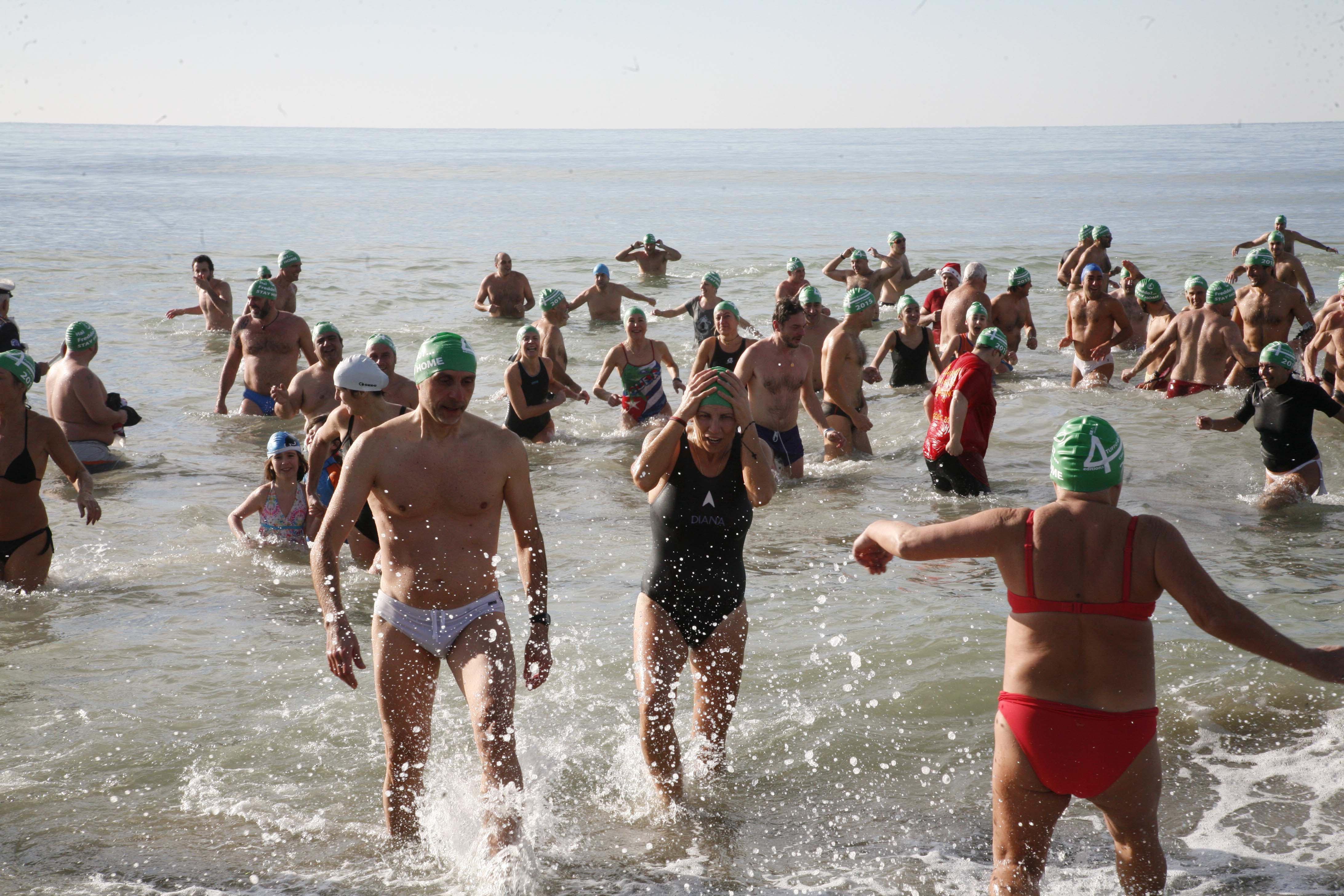 Il primo tuffo dell'anno a Viareggio