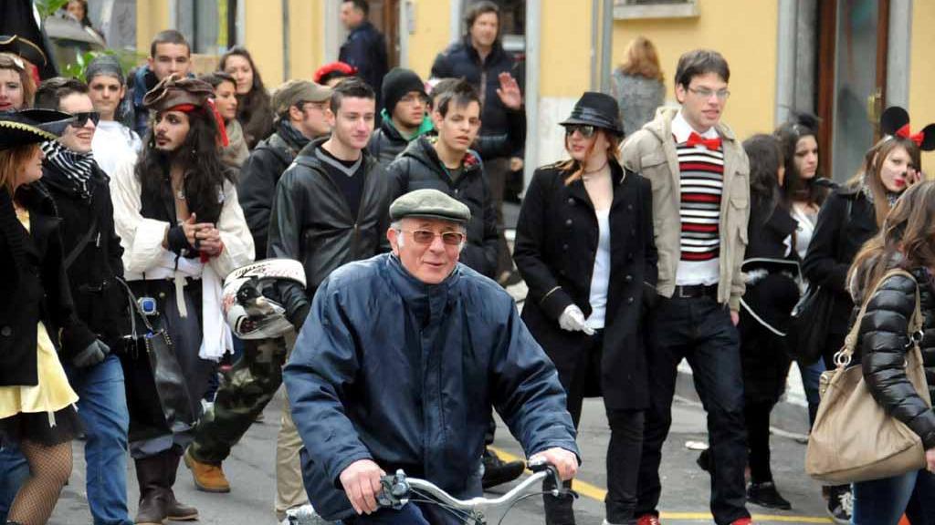 Don Raffaello in bicicletta tra i giovani (foto d'archivio)