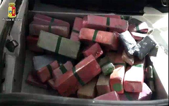 Parte dei panetti di hashish sequestrati dalla polizia