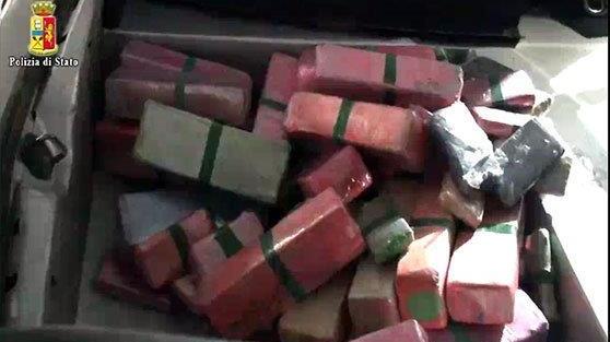 Parte dei panetti di hashish sequestrati dalla polizia
