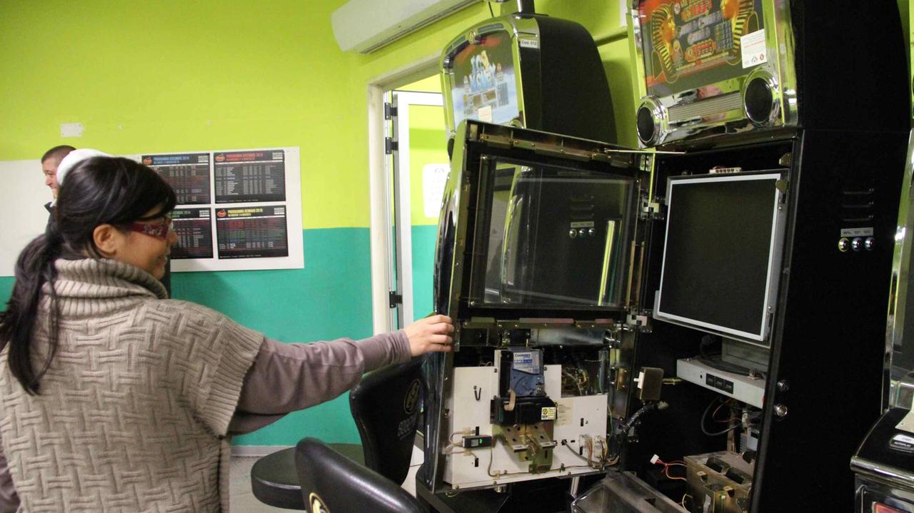 Una dipendente mostra le macchinette saccheggiate (foto Batavia)