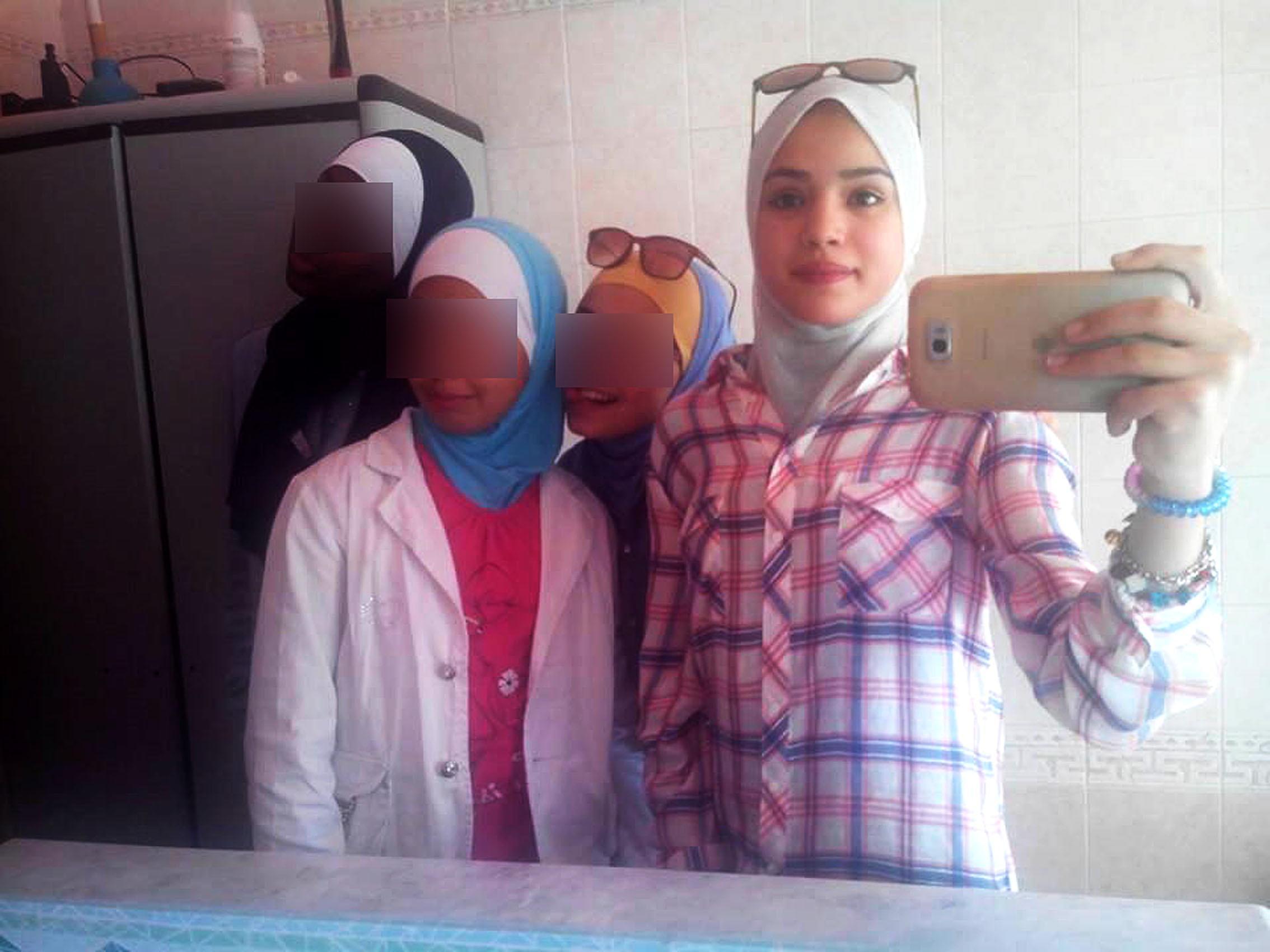 Sonia Talbi con tre amiche
