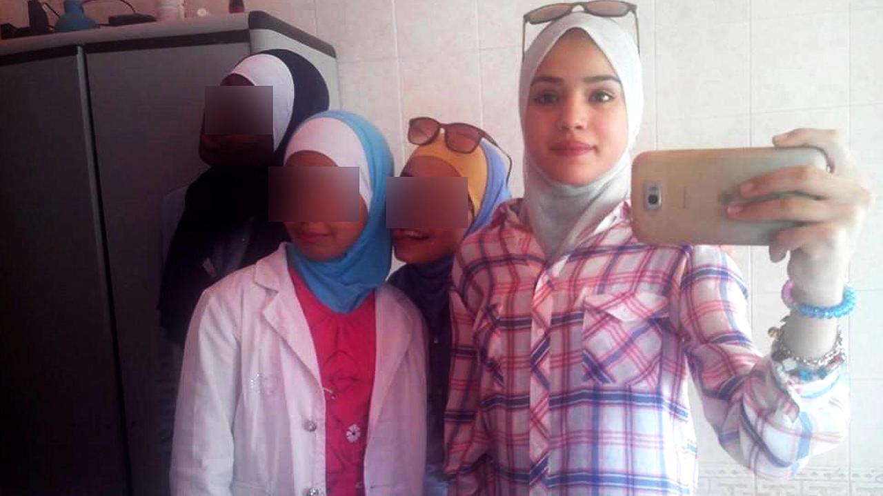 Sonia Talbi con tre amiche