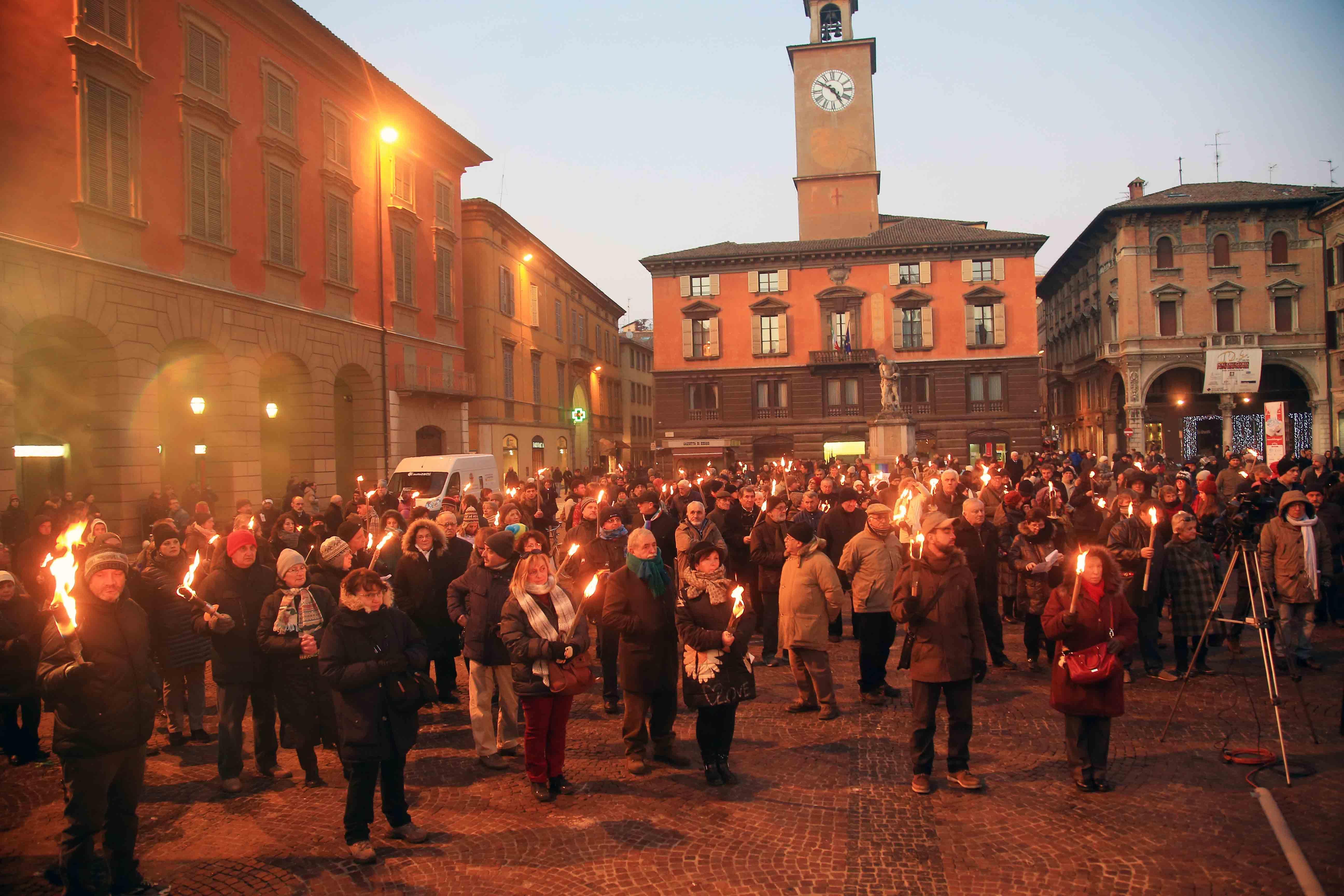 Quattrocento fiaccole in marcia per la pace