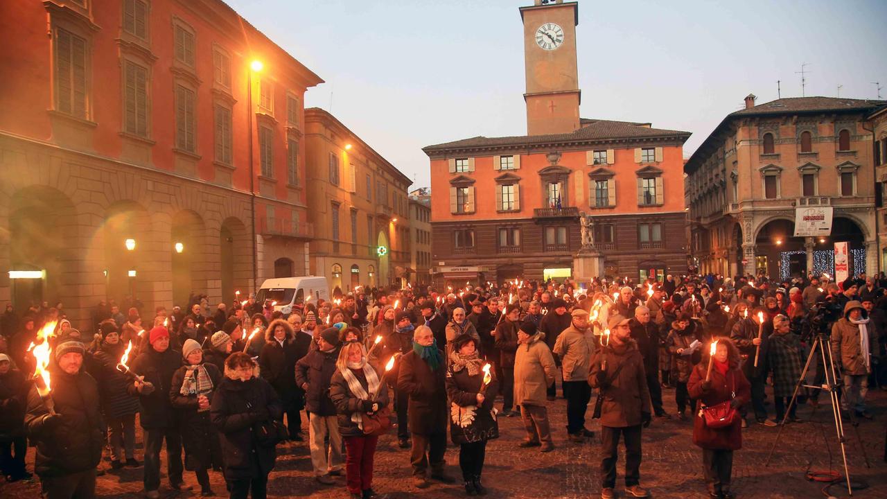 Quattrocento fiaccole in marcia per la pace