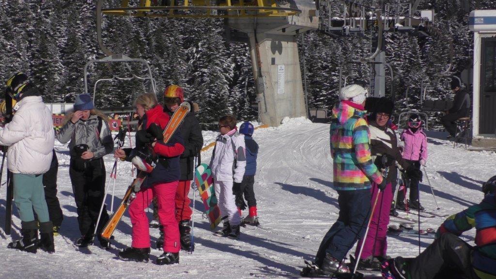 Sciatori sulle piste del campo scuola di Abetone durante le feste