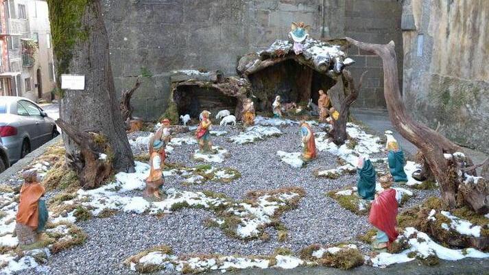 Fanno saltare in aria i presepi allestiti in centro