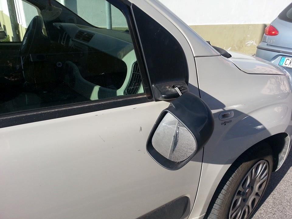 Una delle auto danneggiate