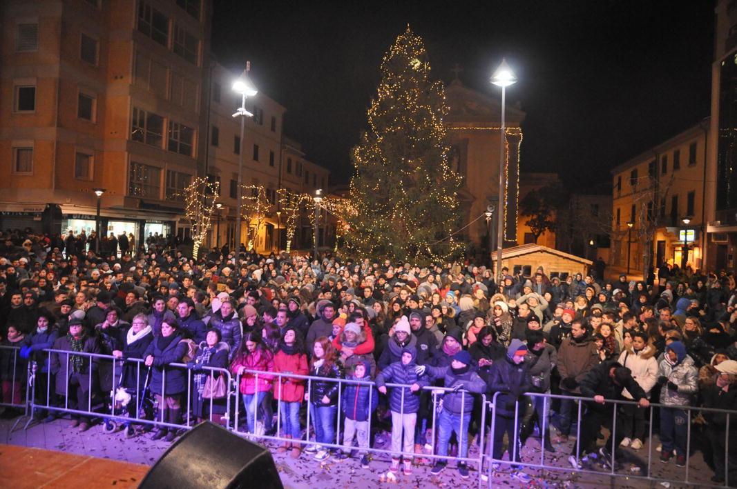 La festa di Capodanno in piazza a Cecina (foto Falorni)