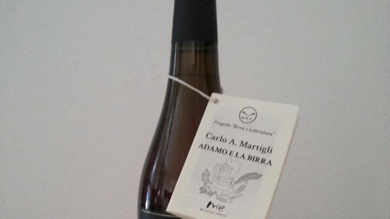 Una bottiglia di birra Bat col racconto allegato