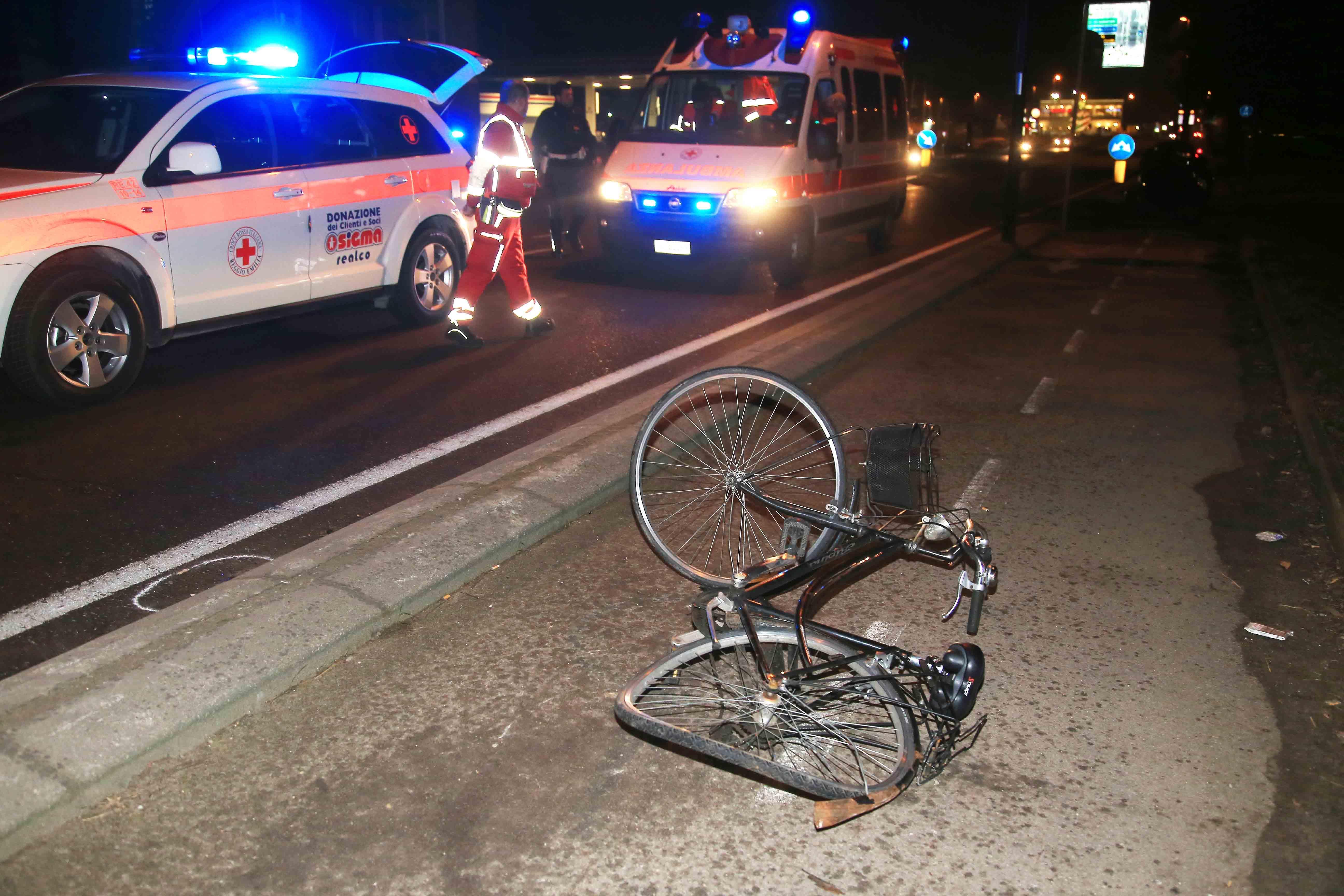 Travolto un ciclista in via Emilia: è grave
