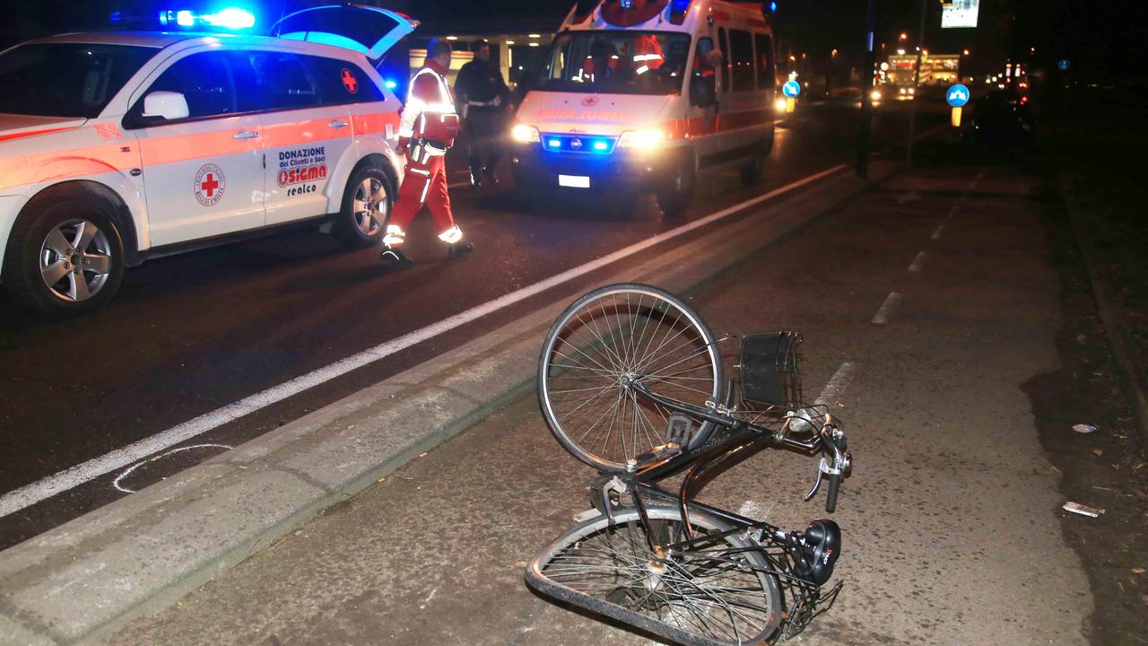 Travolto un ciclista in via Emilia: è grave