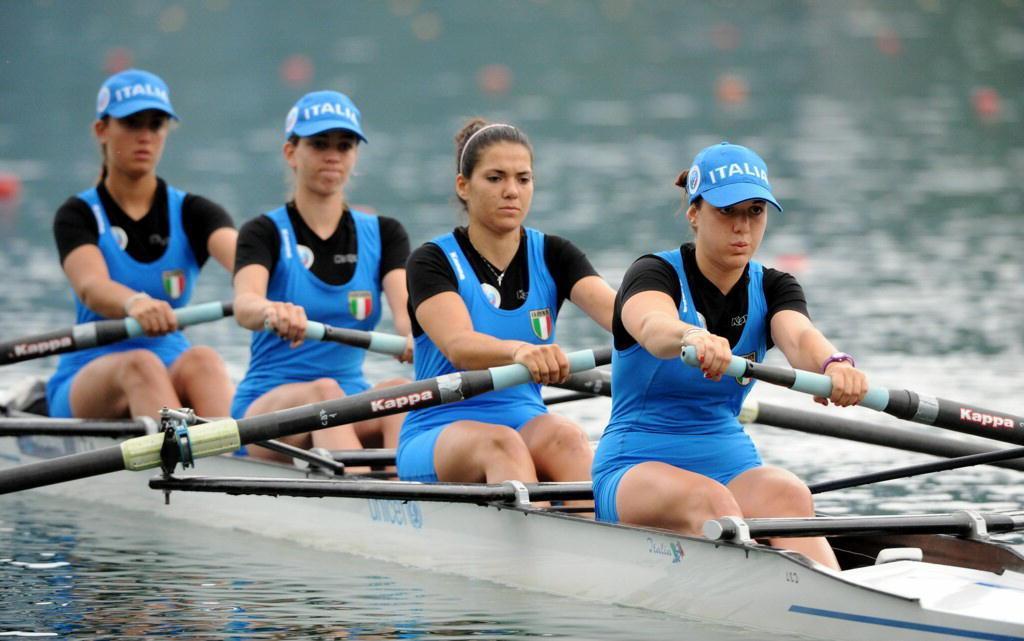 Un equipaggio in canoa