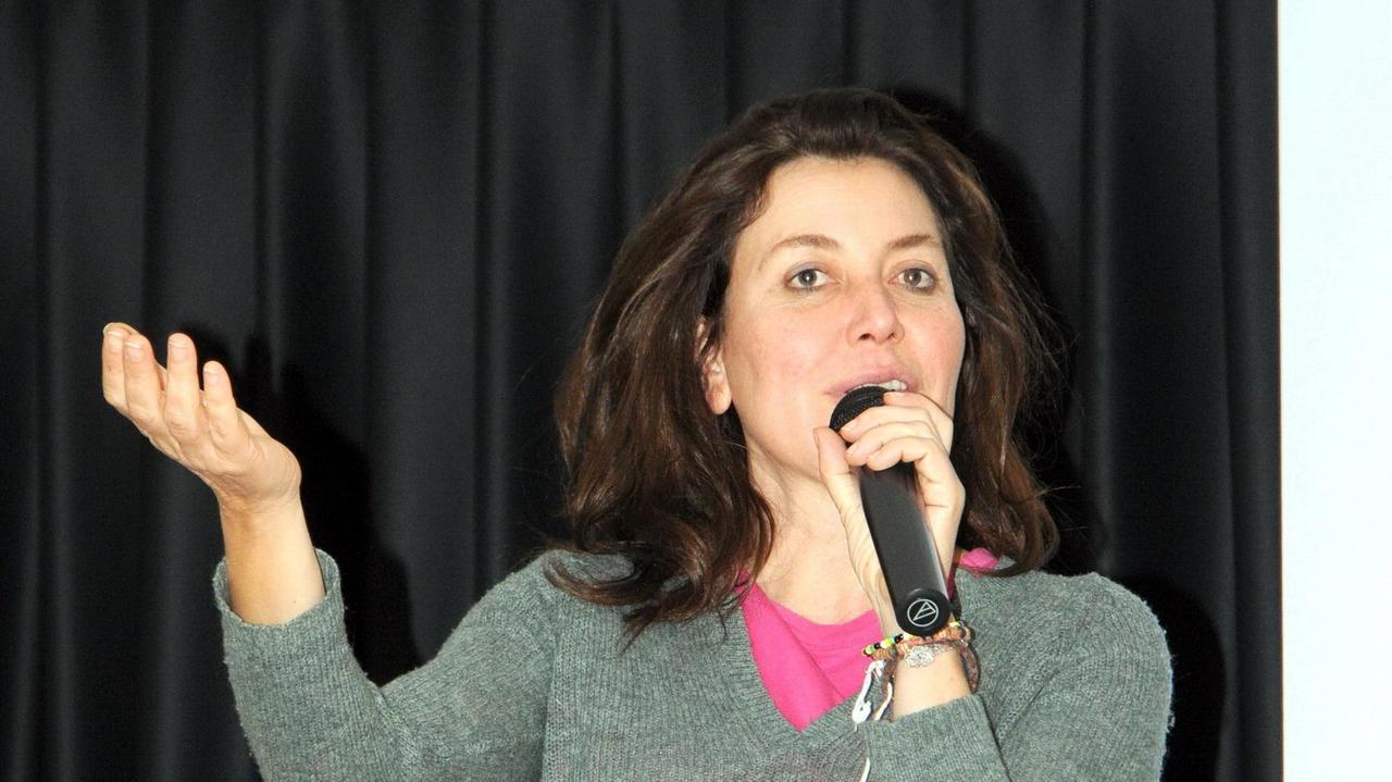 L'attrice e regista Sabina Guzzanti sul palco della Sala Tirreno di Follonica (foto Giorgio)