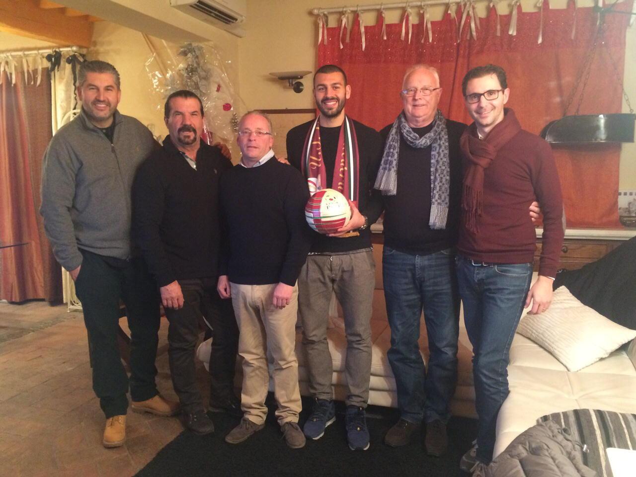 Il nuovo acquisto del Pontedera Libertazzi con i dirigenti della società granata (foto Silvi)