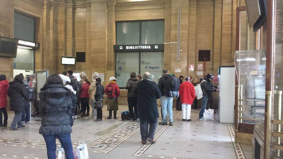Tutti in fila alla stazione centrale