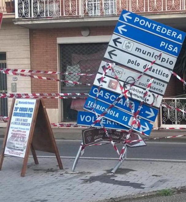 Si danno alla fuga dopo aver causato danni 