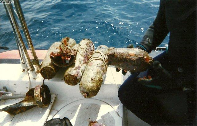 Ordigni bellici ritrovati in mare (foto d'archivio)