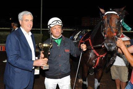 Enrico Bellei premiato nel Gp Terme di Montecatini da Fabrizio Raffaelli (Foto Rosellini)