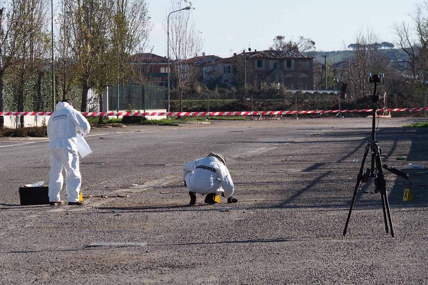 I Ris al lavoro sul luogo del delitto (foto Carlo Sestini)