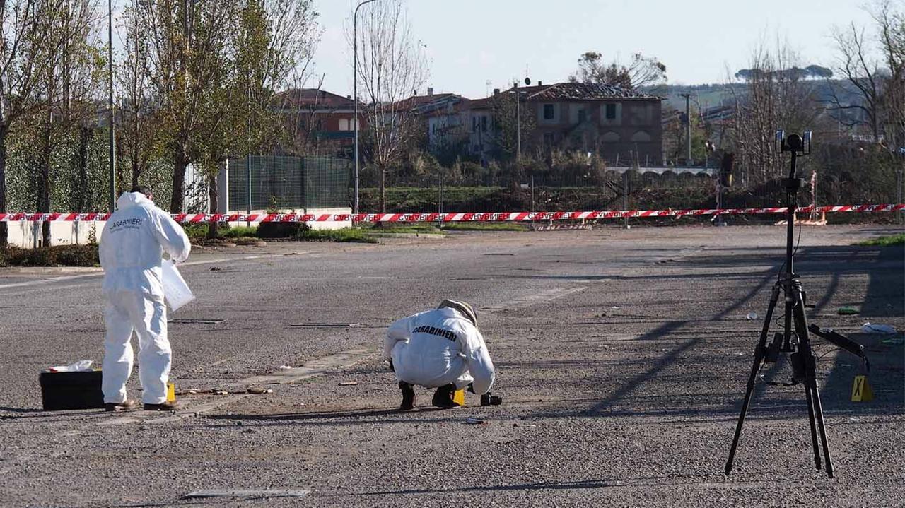 I Ris al lavoro sul luogo del delitto (foto Carlo Sestini)