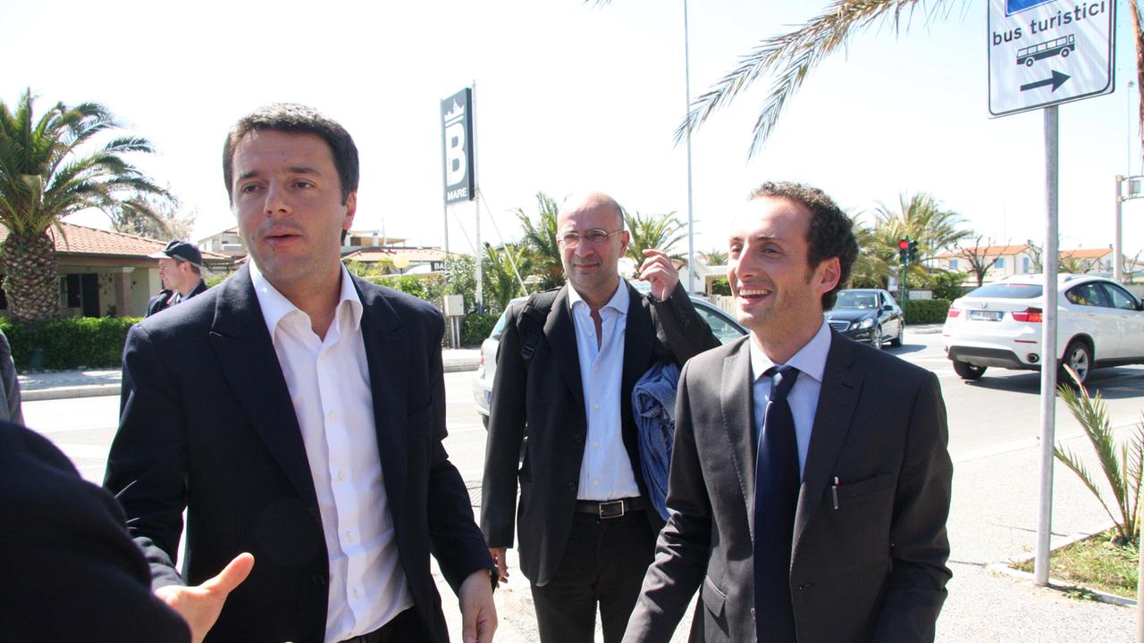 Il sindaco di Camaiore Alessandro Del Dotto insieme al premier Matteo Renzi a Lido di Camaiore (foto Paglianti)