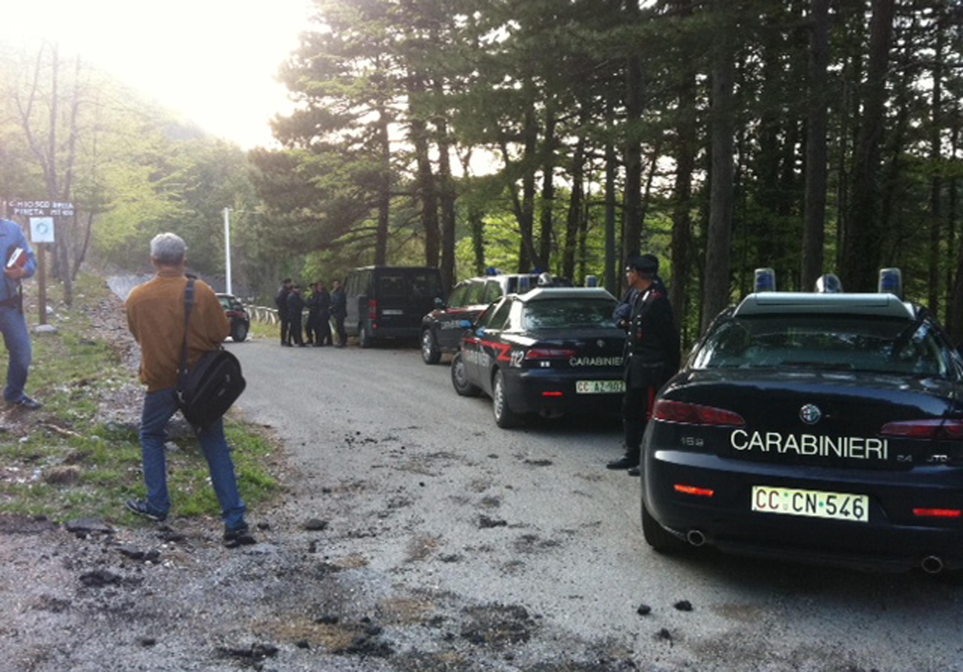Carabinieri impegnati nelle ricerche in una zona boschiva (foto d'archivio)