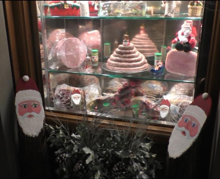 Babbo Natale intagliati nel legno davanti ad una bottega