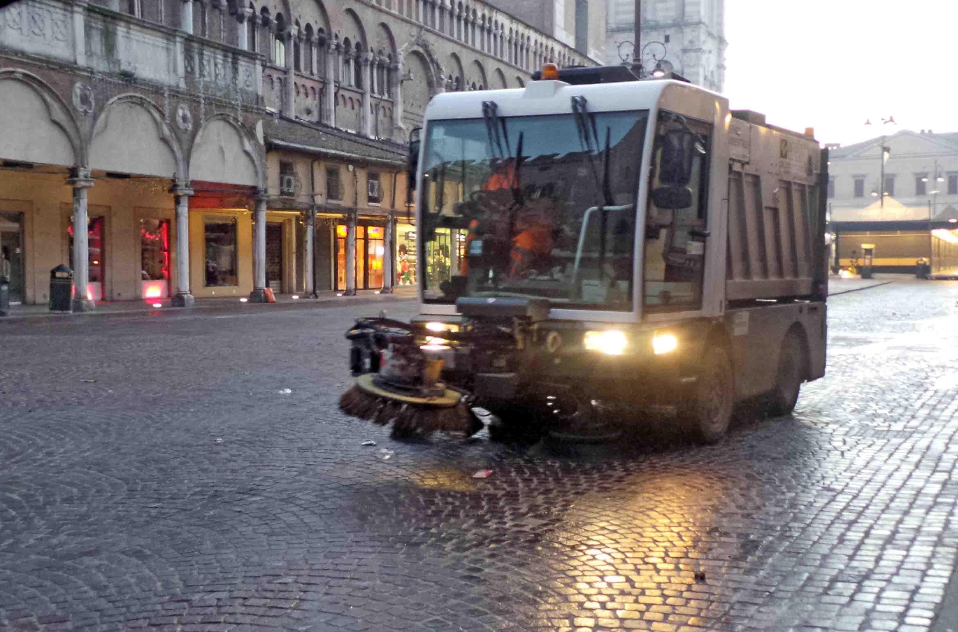 Mezzo di Hera mentre pulisce la piazza