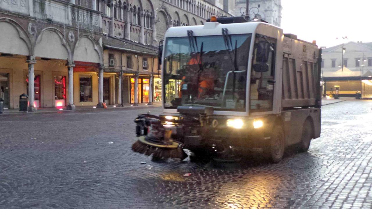 Mezzo di Hera mentre pulisce la piazza