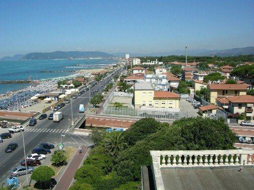 Una veduta di Marina di Massa
