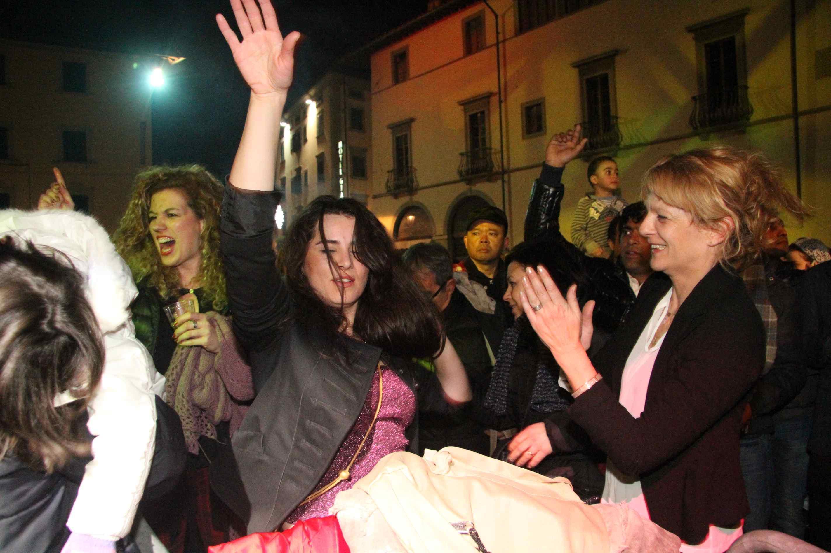 Balli e canti la notte di San Silvestro dell'anno scorso in piazza del Duomo a Prato