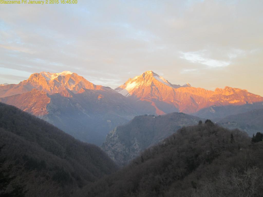 Un'immagine della webcam che da Farnocchia immortala le Alpi Apuane