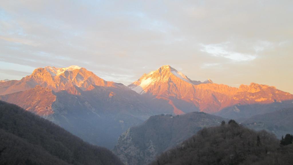 Un'immagine della webcam che da Farnocchia immortala le Alpi Apuane