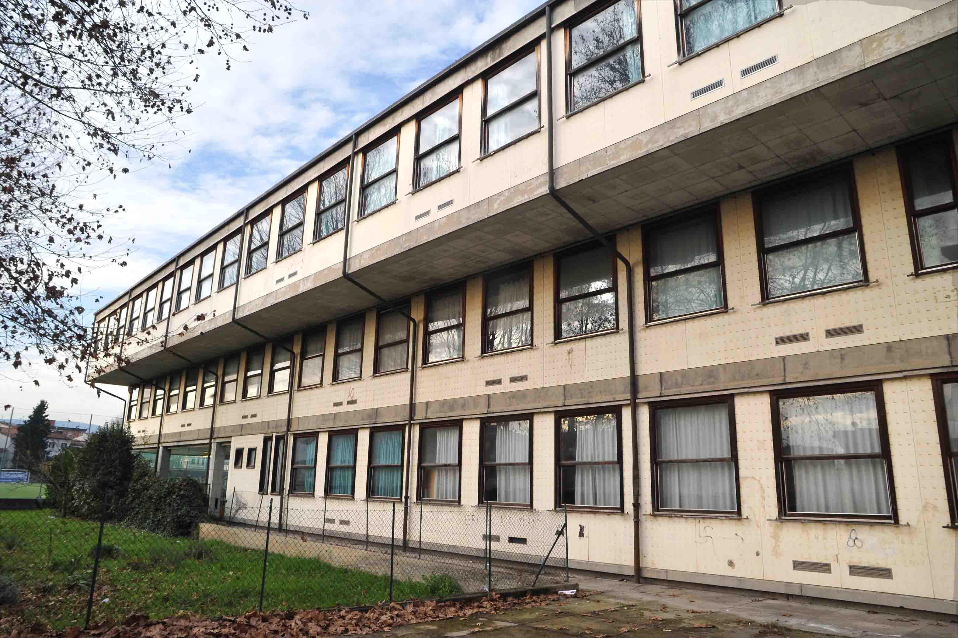 L'esterno della scuola Raffaello, in via Calamandrei (foto Gori)