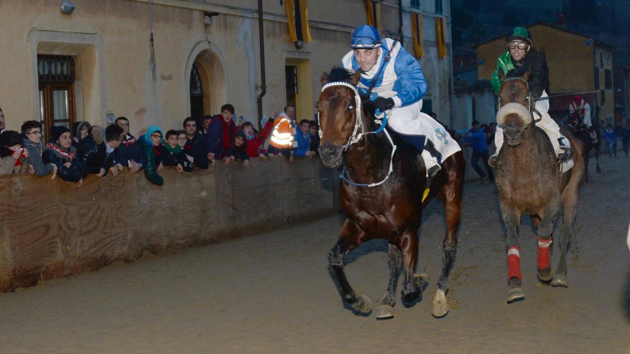 Sale la febbre del Palio: nuova location per la cena