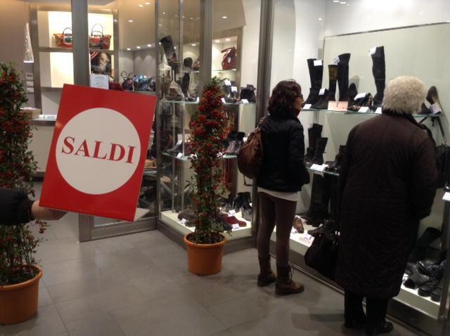 Saldi nel negozio di scarpe Scarpelli in via Guatsi (foto Batavia) 
